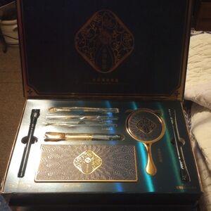 Elegant Makeup Brush Set with Mirror